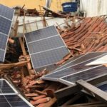 Teto de churrascaria desaba: cuidados na hora de instalar painéis solares